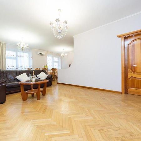 Spacious Apartments In The Center Of Obolon 2 Bedrooms 基輔 外观 照片