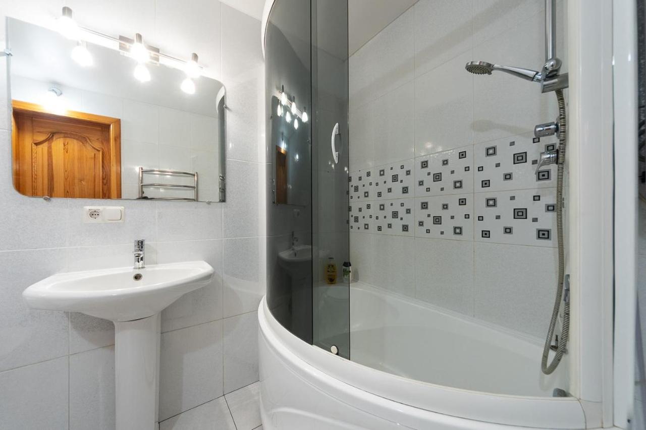 Spacious Apartments In The Center Of Obolon 2 Bedrooms 基輔 外观 照片
